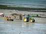  tracteur d'ouvriers agricoles sur la plage à marée basse